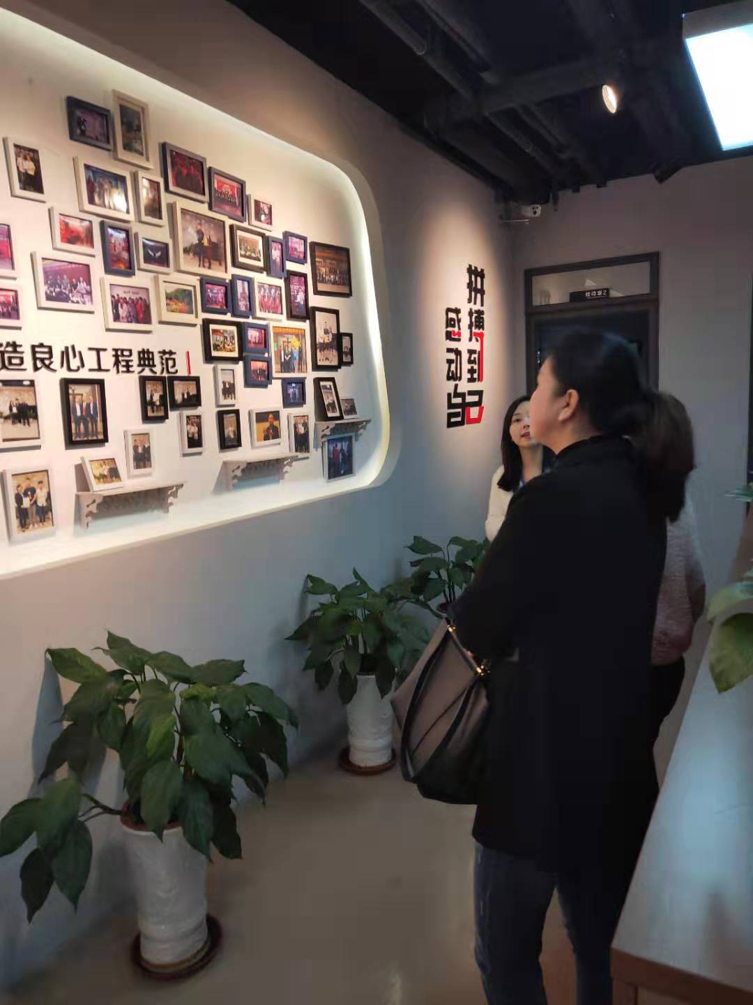 热烈欢迎重庆江津曾女士前来八旺总部考察！