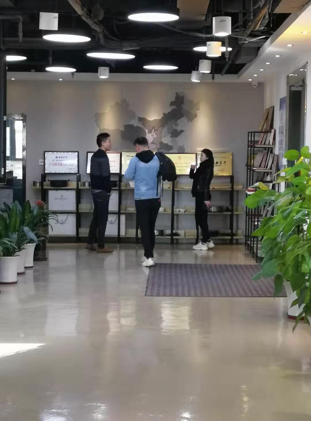 热烈欢迎湖南裘先生前来八旺总部考察！