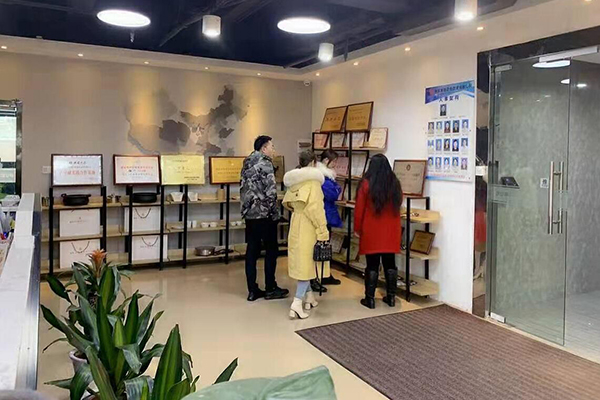 热烈欢迎四川陈女士前来八旺总部考察！