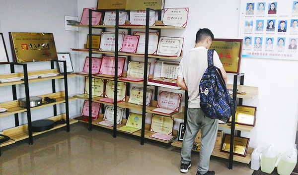 热烈欢迎四川成都谢先生一行前来八旺总部考察！